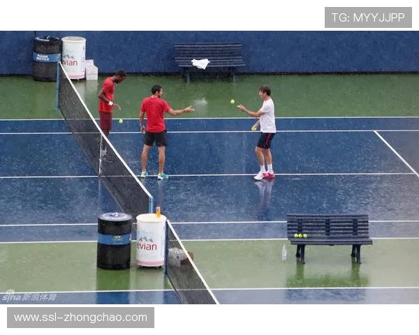 暴雨中断比赛半小时，球员更换球鞋应对